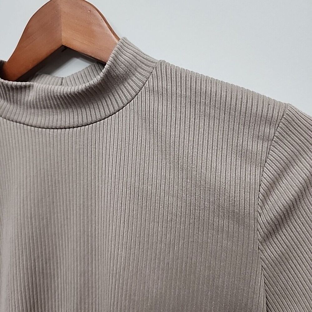 Brit & Bri Long Sleeve Cropped Mock Neck Ribbed Tan Top Size Small Baby Tee
